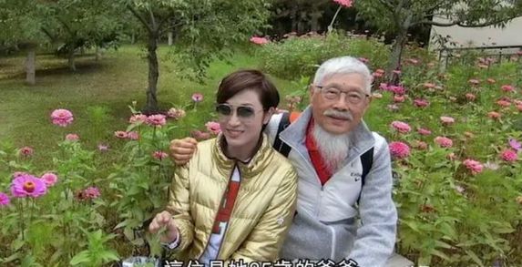 自称有爱情洁癖！53岁TVB女神陈法蓉三段情皆失败，今亲自陪85岁父亲看医生