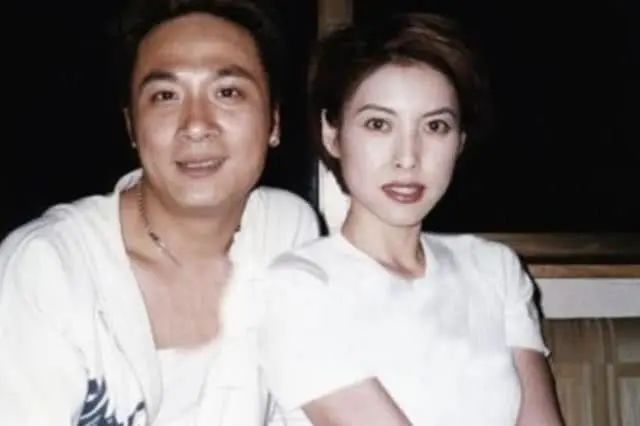 51岁TVB艺人李婉华做直播罕见母女上阵，17岁女儿妆前妆后差别大