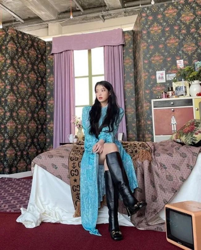 韩国女歌手IU社交网站发布杂志写真拍摄现场照