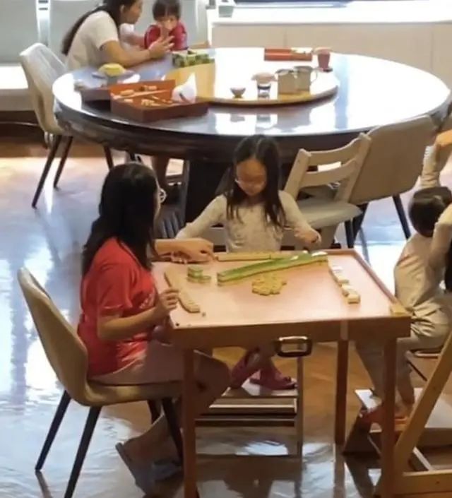 TVB男星林盛斌妻子摔倒韧带撕裂，11岁长女放风带领妹妹们打麻将