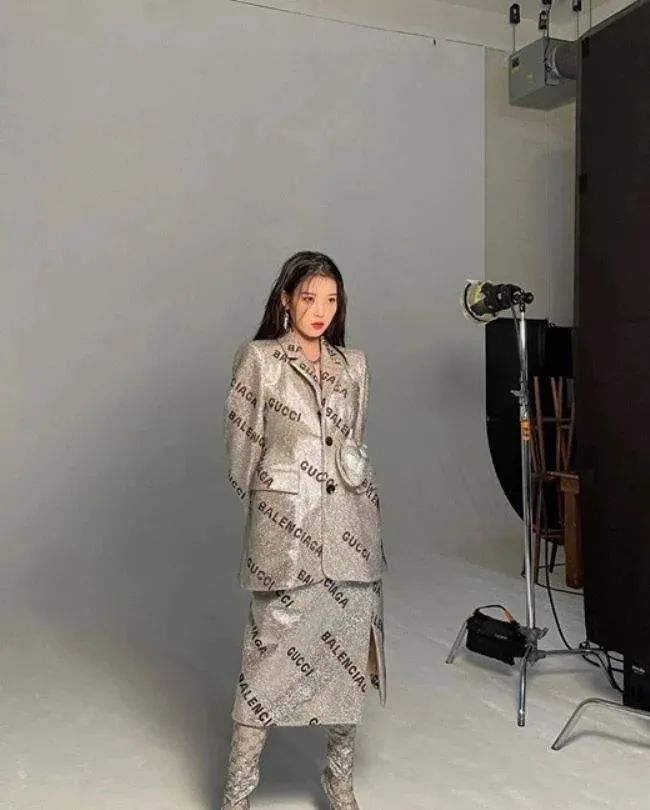 韩国女歌手IU社交网站发布杂志写真拍摄现场照