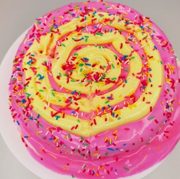 饼印女4岁生日！陈茵媺整粉红蛋糕，晒一家五口全家福