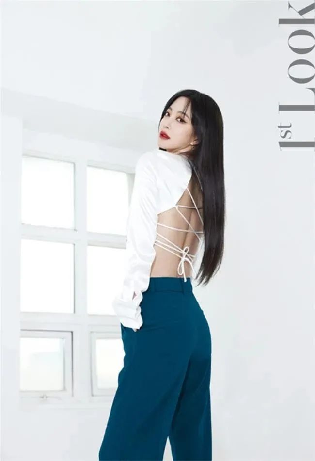 演员韩艺瑟公开最新时尚画报 大胆露背装尽显性感美