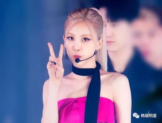 BLACKPINK ROSÉ看似瘦骨嶙峋，其实身上全是肌肉！演出现场手臂线条惊人