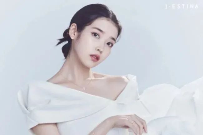 IU拍珠宝主题宣传写真 穿白衣露香肩气质清丽
