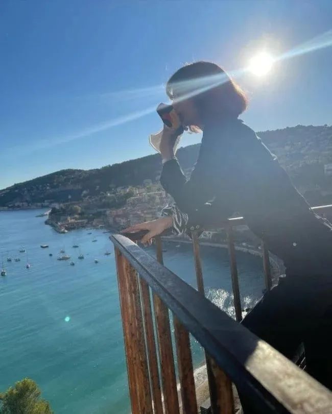 BLACKPINK成员LISA社交网站发布法国海边拍摄近照