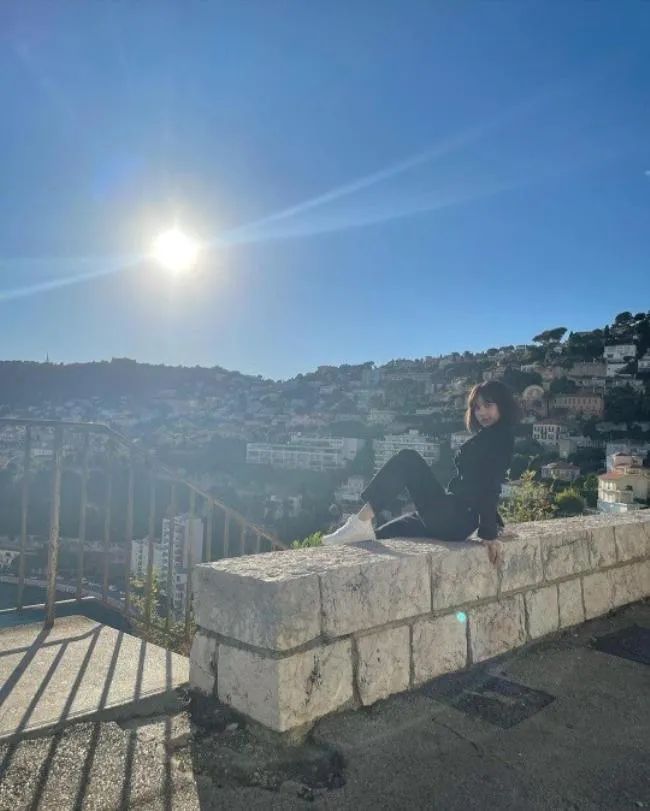 BLACKPINK成员LISA社交网站发布法国海边拍摄近照