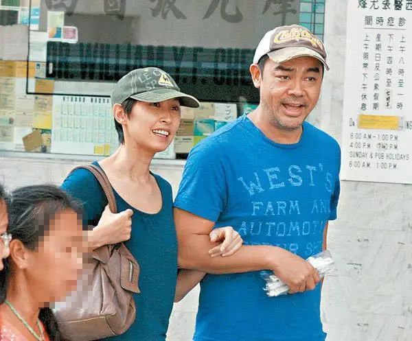偶遇刘青云夫妇街头遛狗，52岁郭蔼明外形年轻，自备喷水瓶很细心