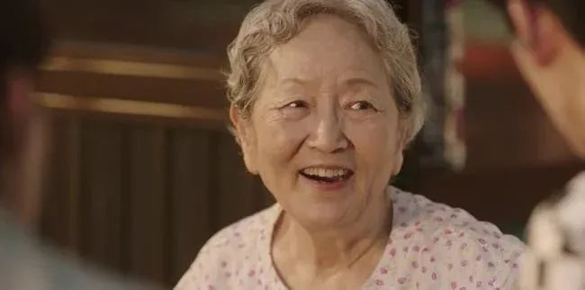 帅爆了～《鱿鱼游戏》80岁奶奶金英玉化身「HipHop老太太」，最新广告展现惊人swag魅力！