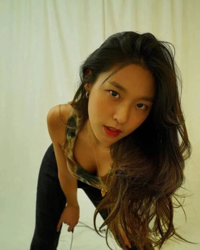 韩国女团AOA成员雪炫SNS发照秀清纯性感魅力