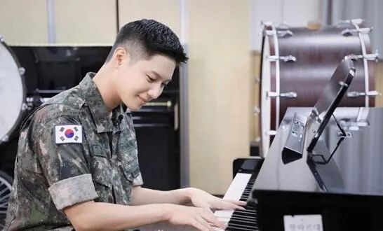 SHINee李泰民服兵役近况公开 穿制服弹钢琴画面帅气