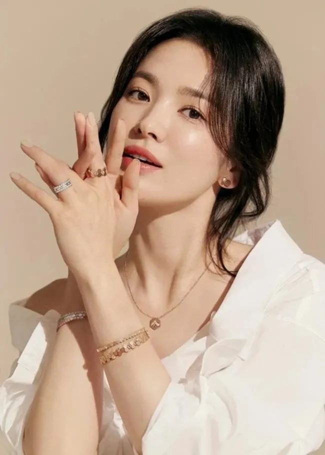 韩国女艺人宋慧乔代言珠宝品牌拍最新宣传照