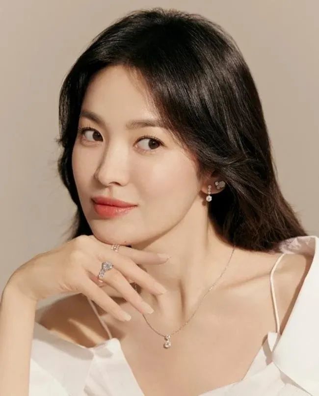 韩国女艺人宋慧乔代言珠宝品牌拍最新宣传照