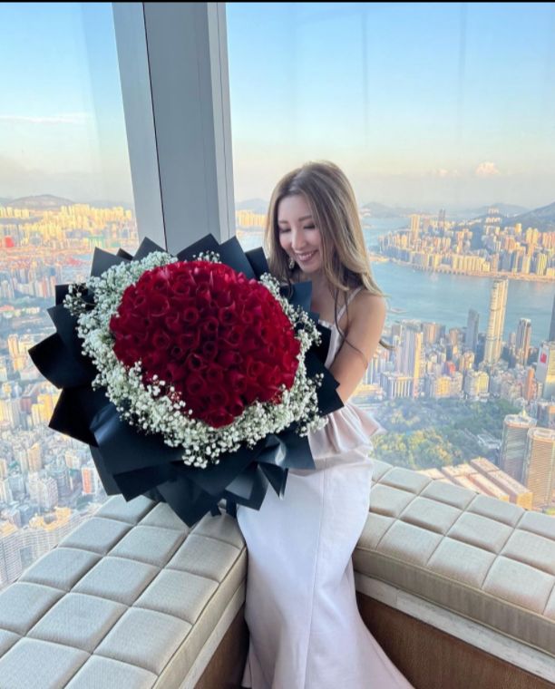 突然！33岁TVB小花手持巨型玫瑰花束，宣布喜讯：他终于求婚啦