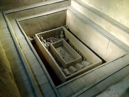 择地时，地下有棺，是吉是凶，应不应葬？