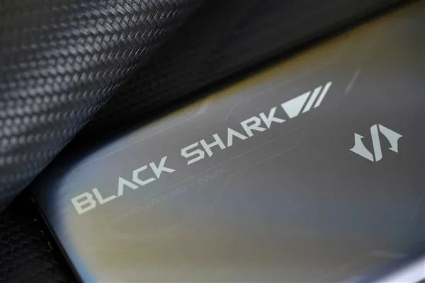 自带“一键双枪”外挂！最火游戏手机黑鲨4S Pro图赏