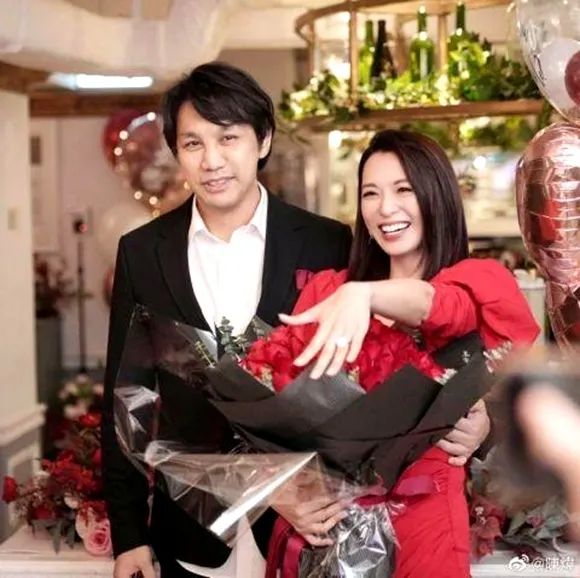 TVB一线花旦陈炜晒男友未婚成功照片，这是要大婚了吗？