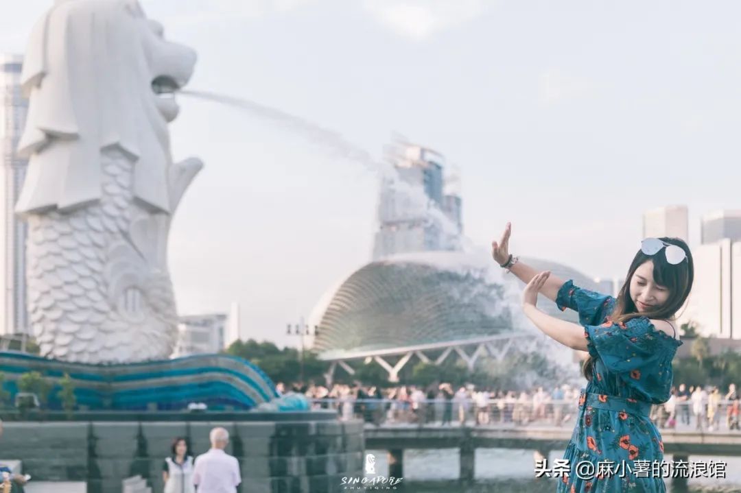 新加坡地标建筑鱼尾狮，游客都来此接发财水，是当地最热闹的地方