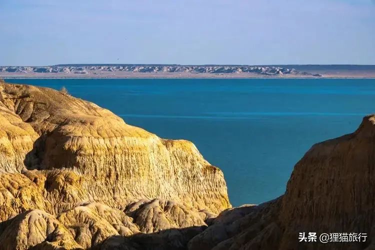 新疆有一个海上魔鬼城，水中有土著鱼类，鸟儿在悬崖峭壁上筑巢