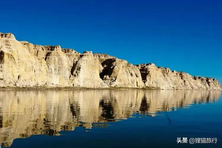 新疆有一个海上魔鬼城，水中有土著鱼类，鸟儿在悬崖峭壁上筑巢