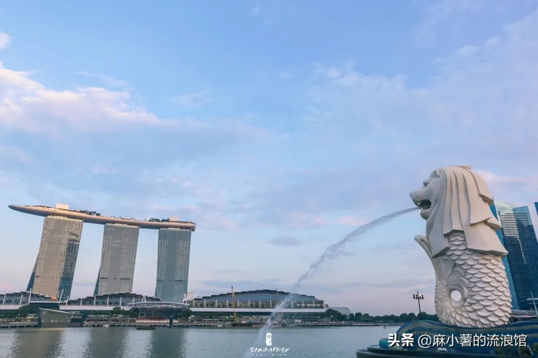 新加坡地标建筑鱼尾狮，游客都来此接发财水，是当地最热闹的地方