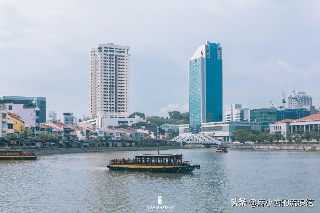 新加坡地标建筑鱼尾狮，游客都来此接发财水，是当地最热闹的地方