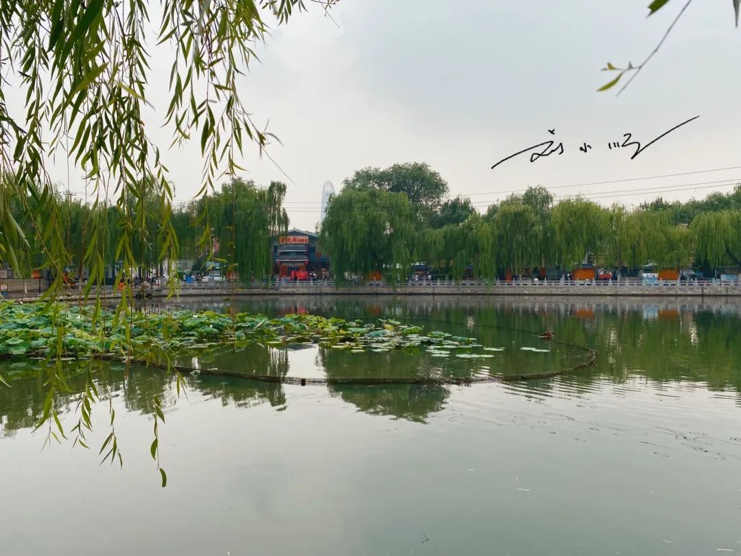 实拍山东“济南古城”，就在大明湖对面，很多游客都到这里来打卡