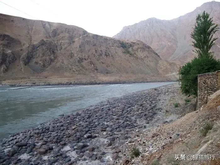 喷赤河是阿富汗与塔吉克斯坦的界河，上游是瓦罕河，下游是阿姆河