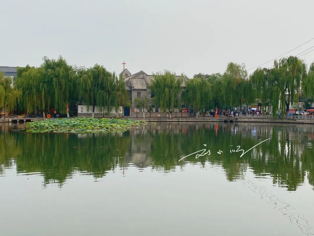 实拍山东“济南古城”，就在大明湖对面，很多游客都到这里来打卡