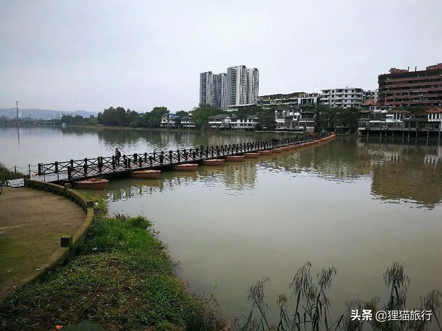 四川岷江边的牛华镇因流花溪而得名，这里还是麻辣烫的发源地