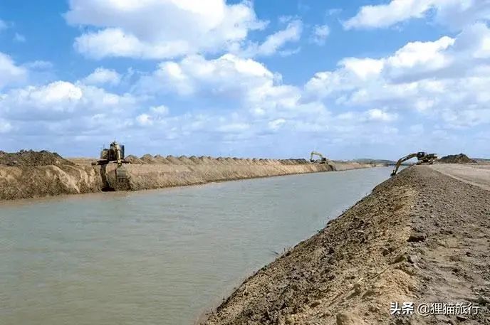喷赤河是阿富汗与塔吉克斯坦的界河，上游是瓦罕河，下游是阿姆河