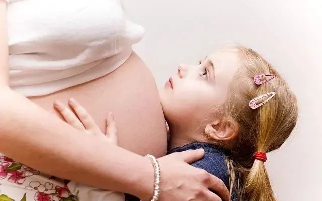 怀孕后，孕妇若有这3种“表现”，也许生“女孩”的可能比较大