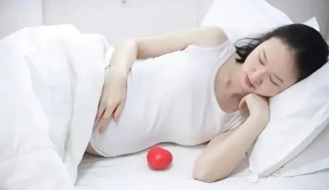 孕期睡觉应该哪种姿势？左侧卧位更好吗？为什么？