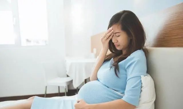 怀孕中后期，准妈有这4种感觉别忽视，快去医院小心胎儿有危险
