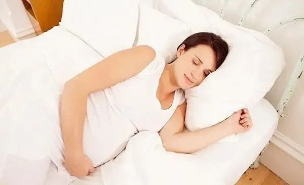 孕期睡觉应该哪种姿势？左侧卧位更好吗？为什么？