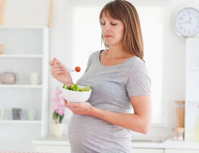 孕妈身体出现这三个表现，说明胎儿正在快速成长，要多多补充营养