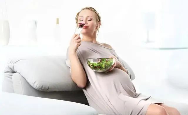 孕期晚上饿得睡不着，吃什么怎么吃对胎儿好？几个注意事项要牢记