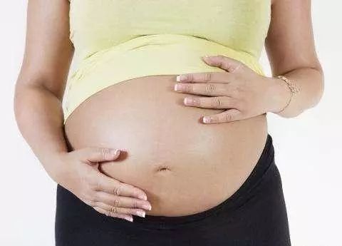 在怀孕期间，孕妈的肚脐如果是“凹”进去的，说明孕妈真的很幸运！