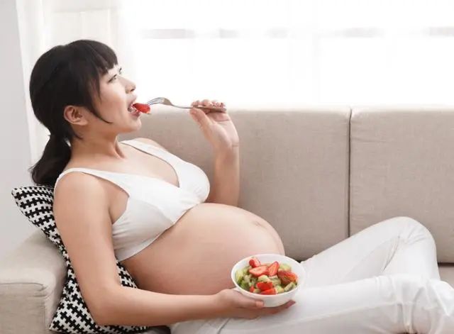孕期吃水果别太随性，当心血糖超标胎儿致畸，有这3种信号得当心