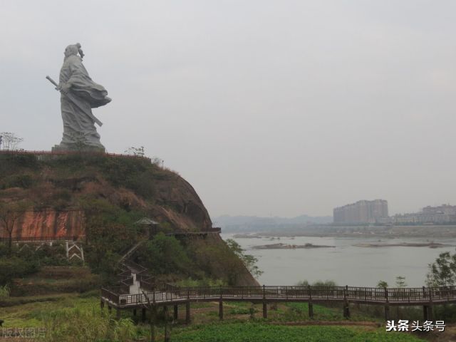 《永遇乐·京口北固亭怀古》用了几个典故？五个还是六个？