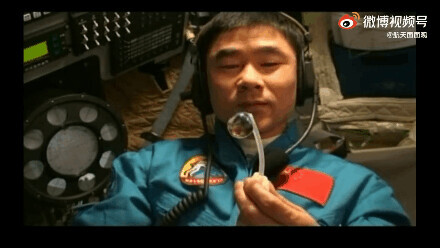 太空三人组“吃播”画面曝光，网友：高低再来个火锅
