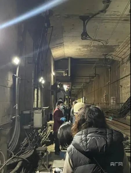 上海地铁1号线故障，持续近3个小时，乘客从隧道内撤离
