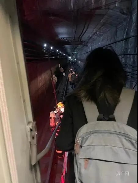 上海地铁1号线故障，持续近3个小时，乘客从隧道内撤离