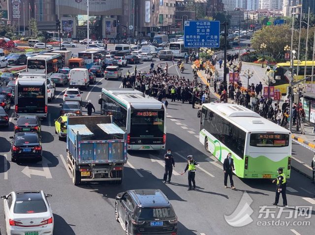 上海地铁1号线故障，持续近3个小时，乘客从隧道内撤离