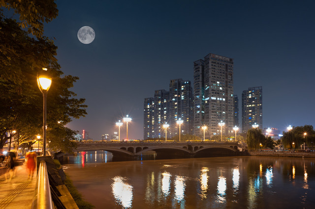 此生此夜不长好：苏轼七绝《中秋月》