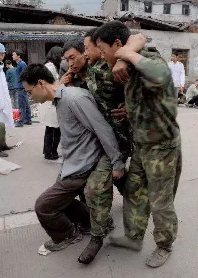 汶川十年，十大经典瞬间让人泪目，哪些感动一直都在