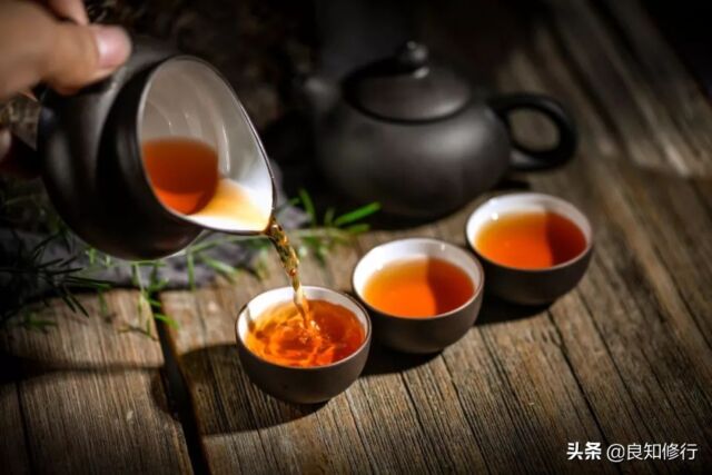 古诗词中的酒和茶：岁月如酒，人生如茶。