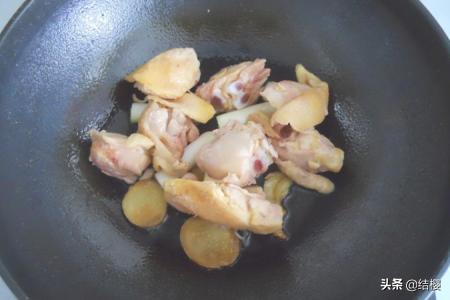 小鸡炖蘑菇的做法大全家常做法大全（小鸡炖蘑菇的做法最正宗的做法）