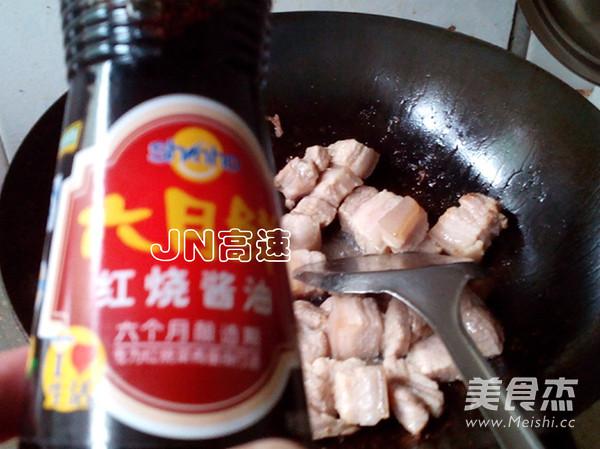 红烧肉的做法视频（红烧肉做法家庭做法视频炖胡萝卜）