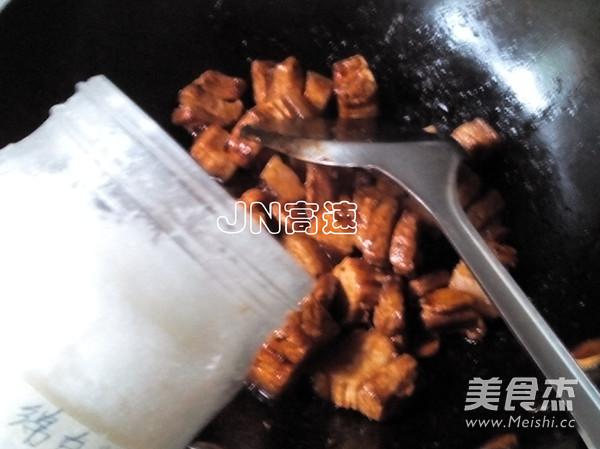 红烧肉的做法视频（红烧肉做法家庭做法视频炖胡萝卜）